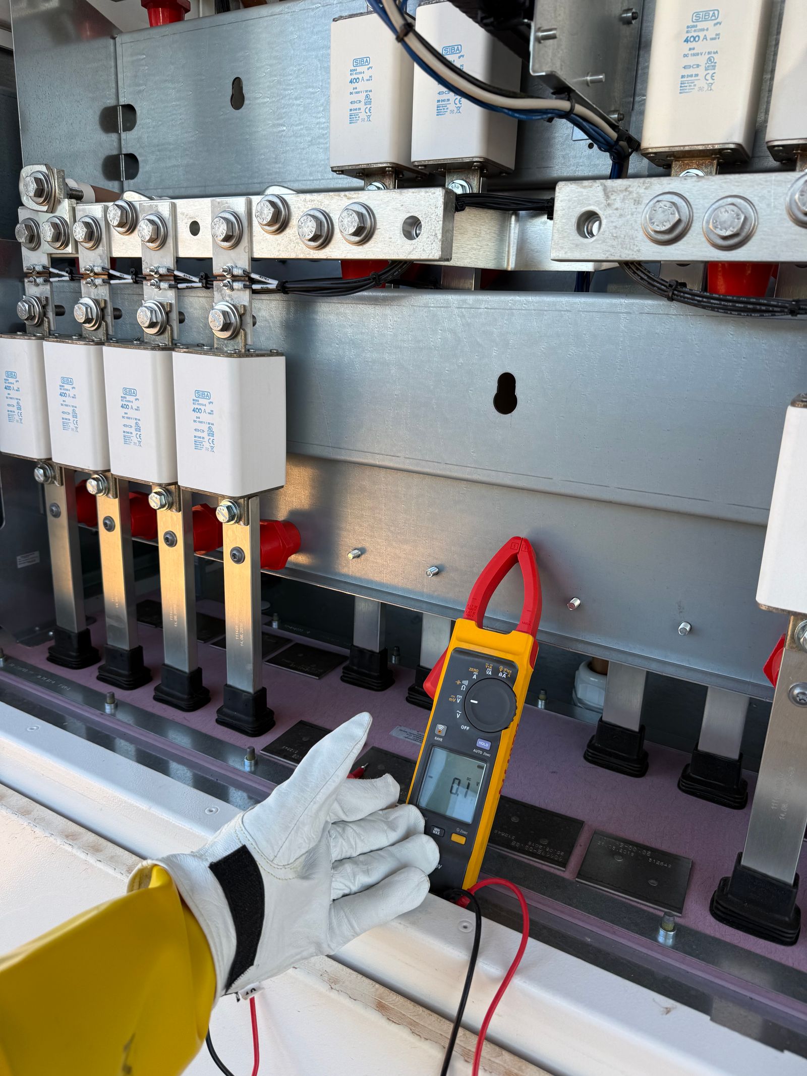 Medición con pinza amperimétrica en un cuadro de distribución eléctrica