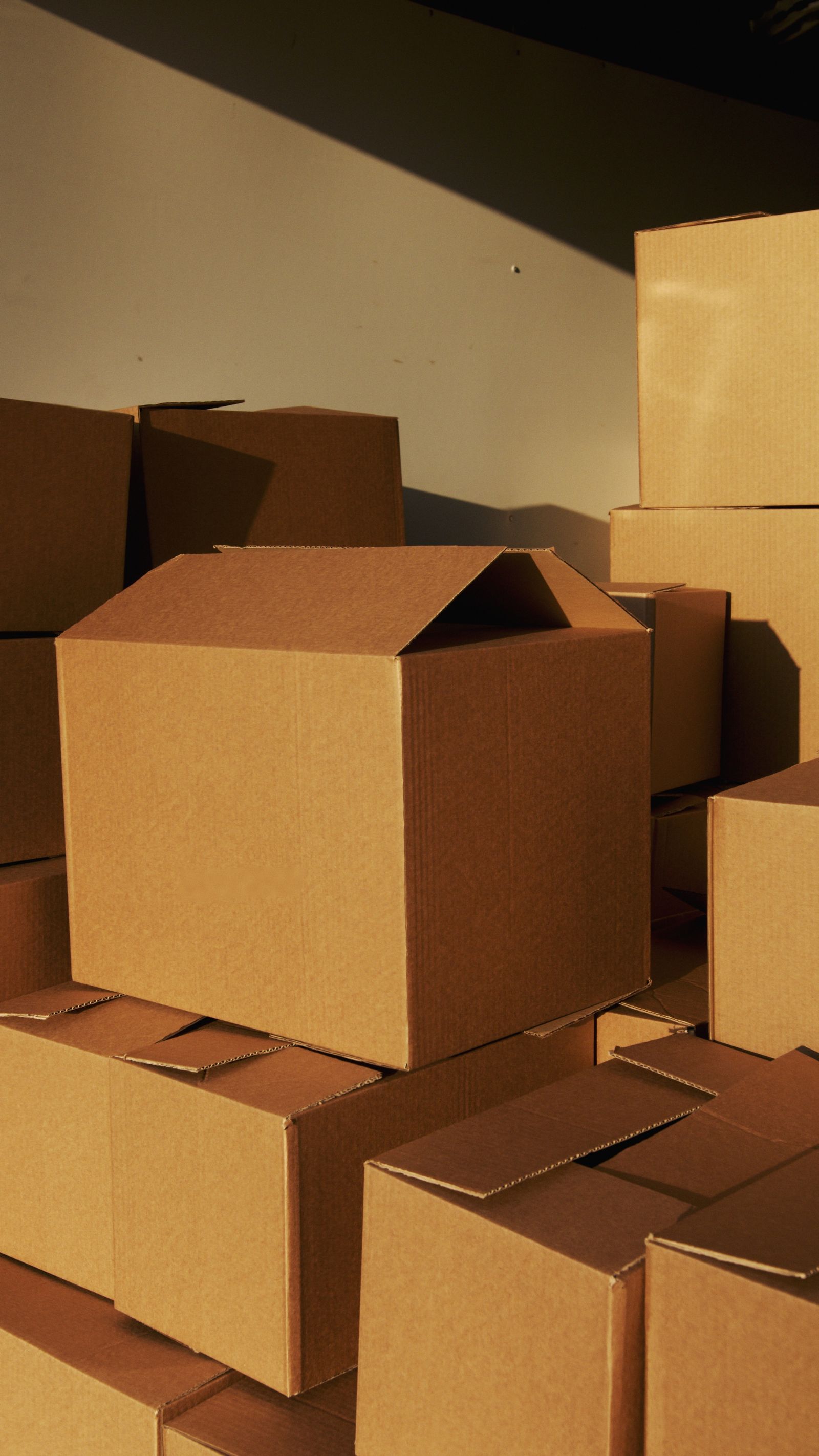 Envases y cajas de cartón reciclable apilados