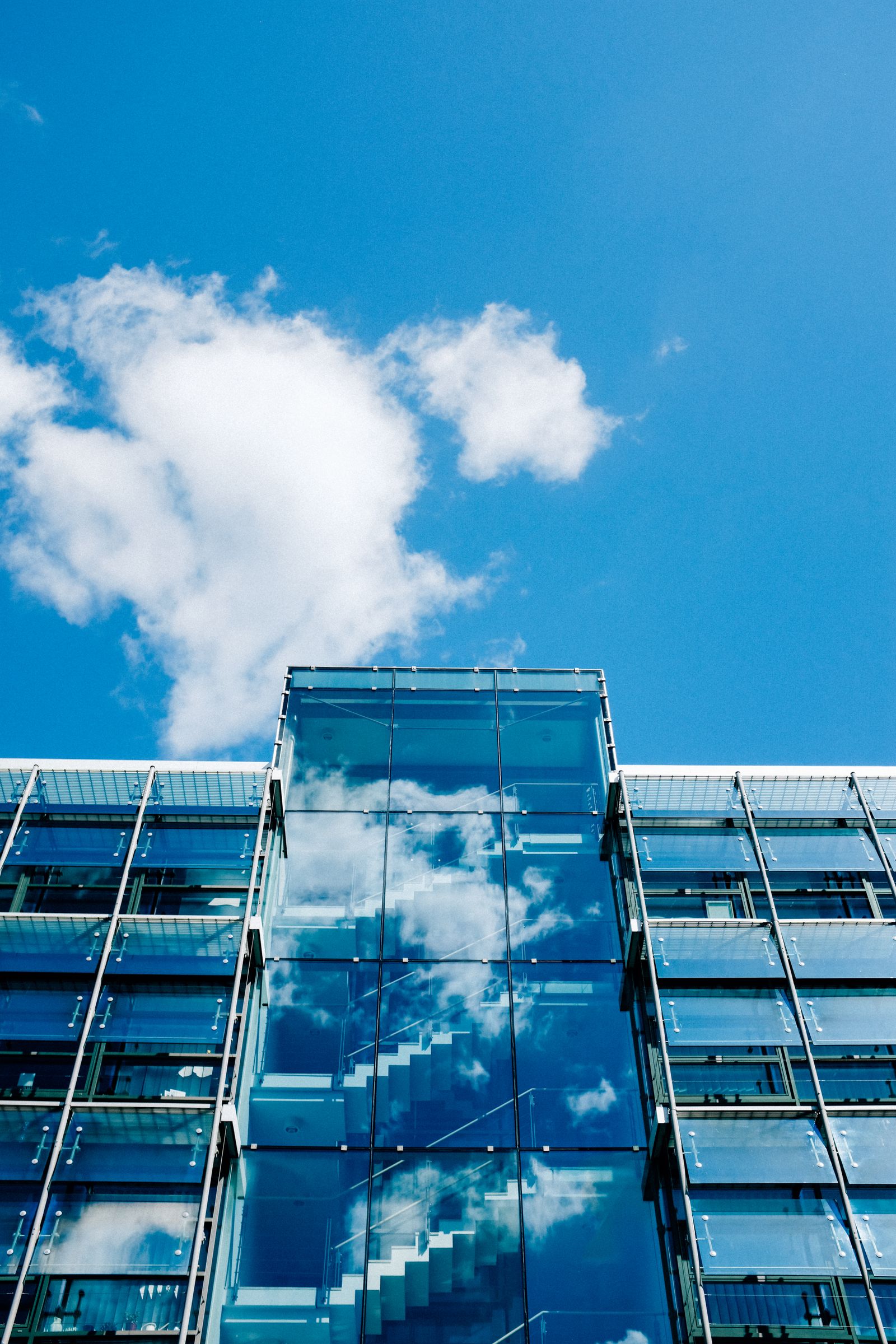 Fachada acristalada de un edificio de oficinas eficiente energéticamente