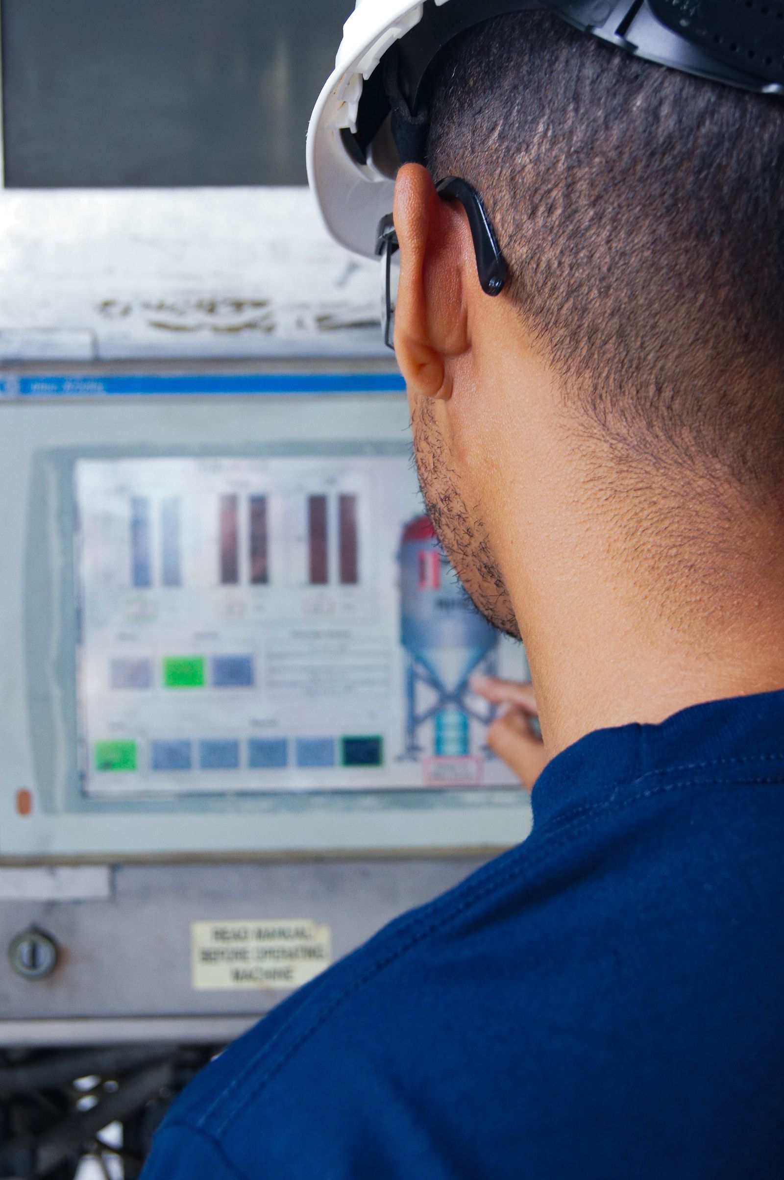 Técnico ante una pantalla SCADA de monitorización de proceso