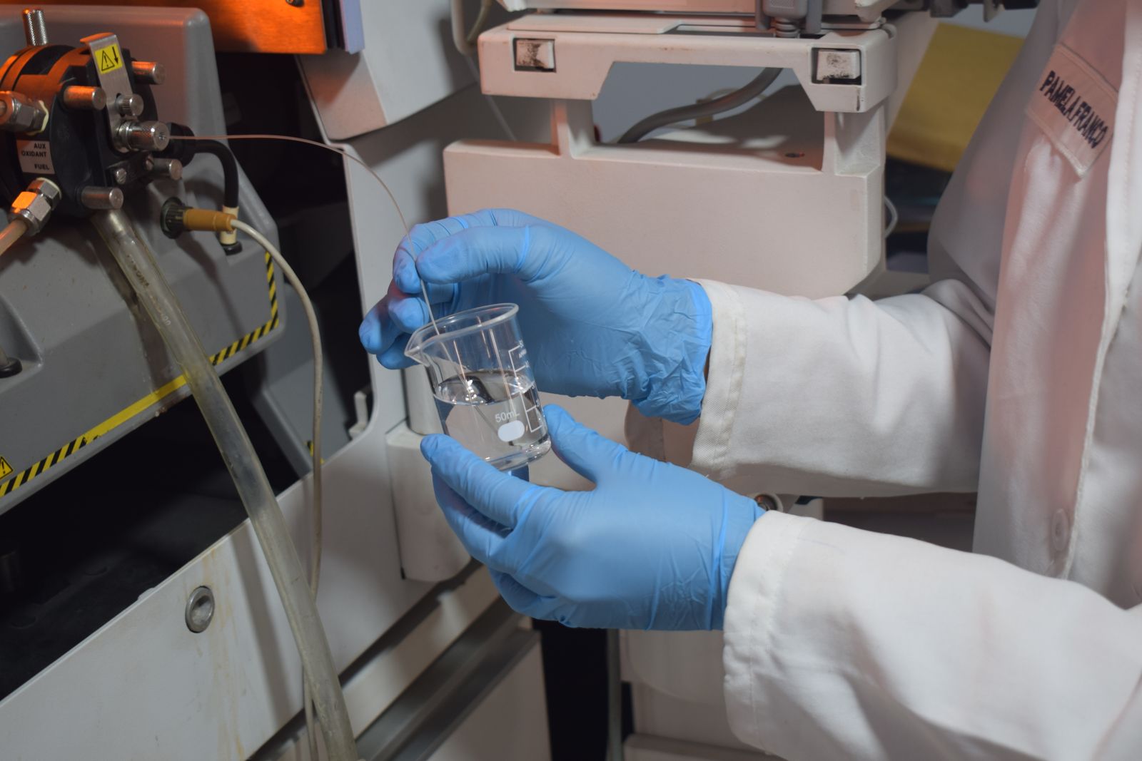 Técnico tomando una muestra para analizar la calidad del agua