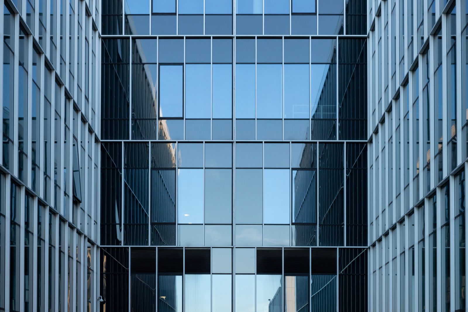 Edificio corporativo moderno con fachada acristalada