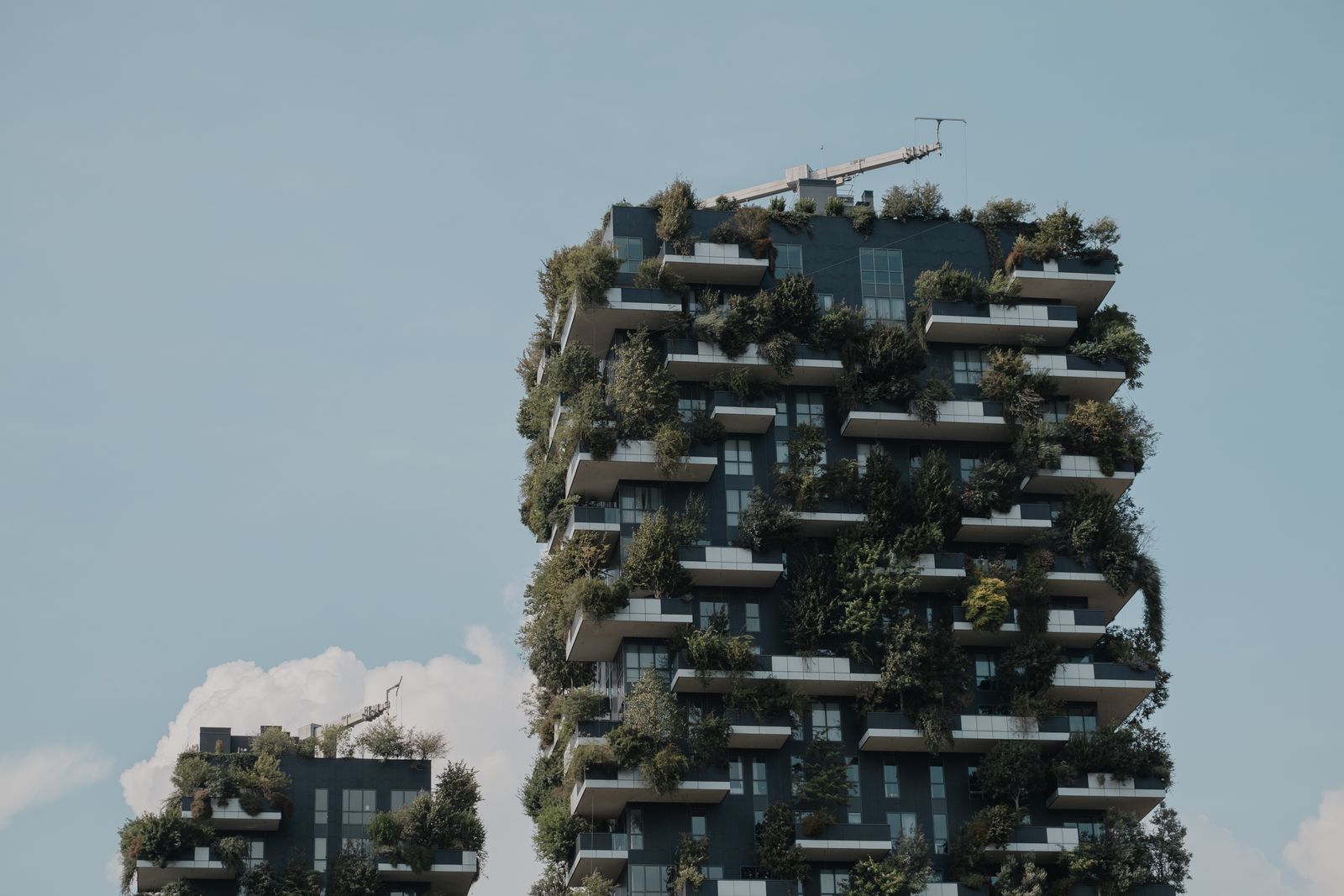 Edificio urbano con vegetación integrada en sus terrazas, bosque vertical en la ciudad