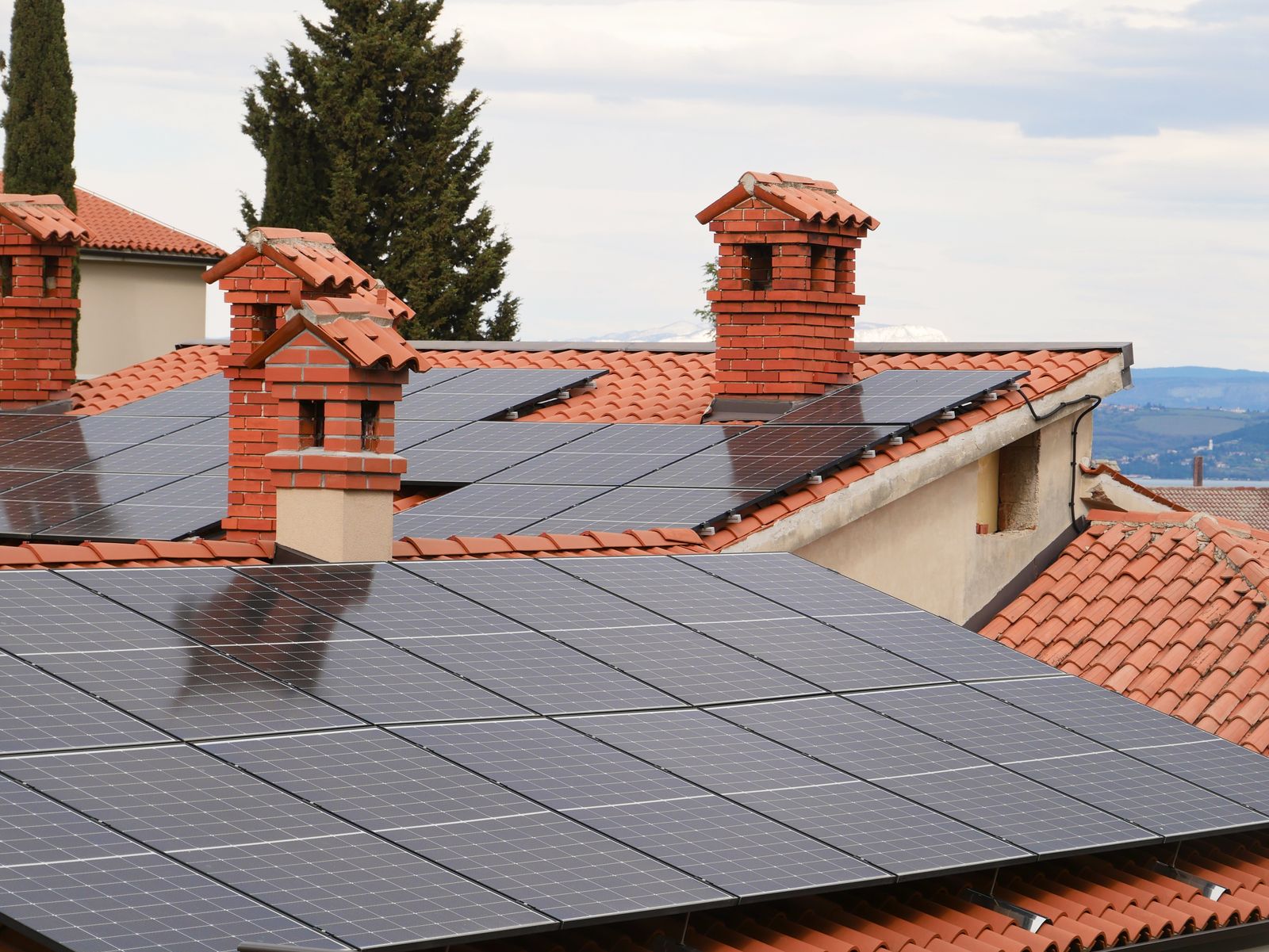 Cubiertas de edificios con placas solares fotovoltaicas instaladas en los tejados